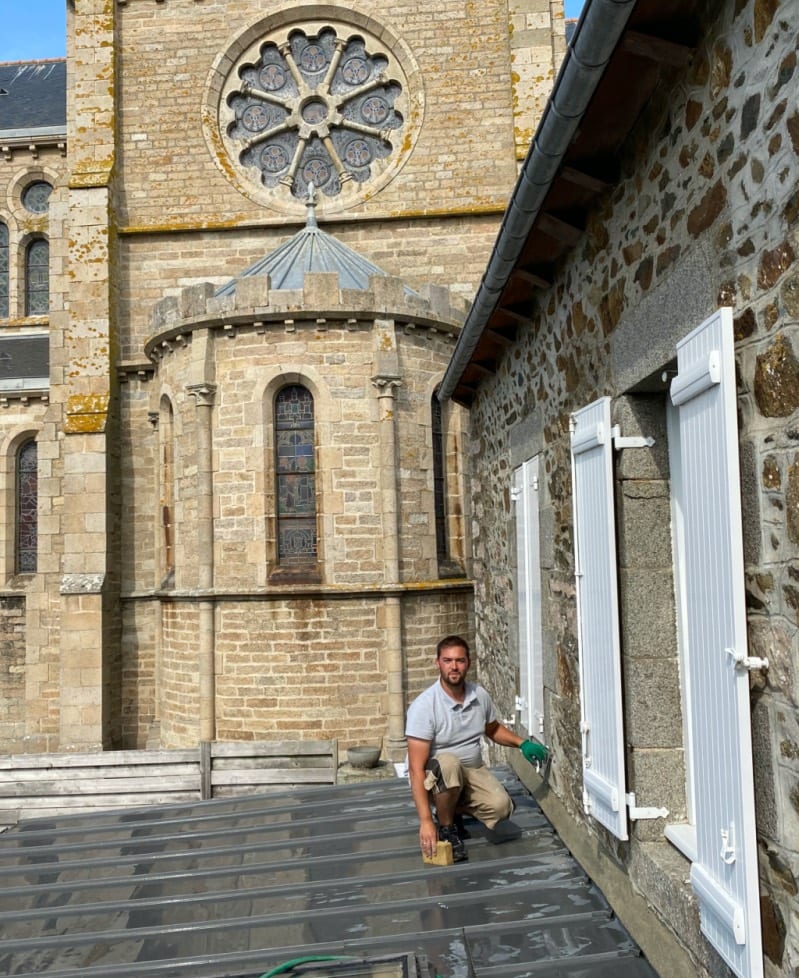 Artisan Zingueur - Jean Meinhard sur une toiture bac acier juste rénovée